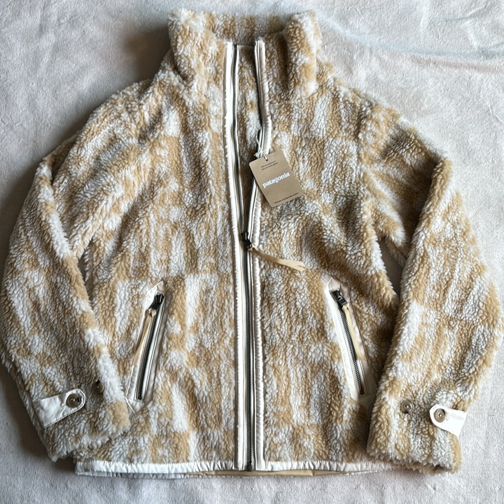 Patagonia Tan and White Fleece Jacket